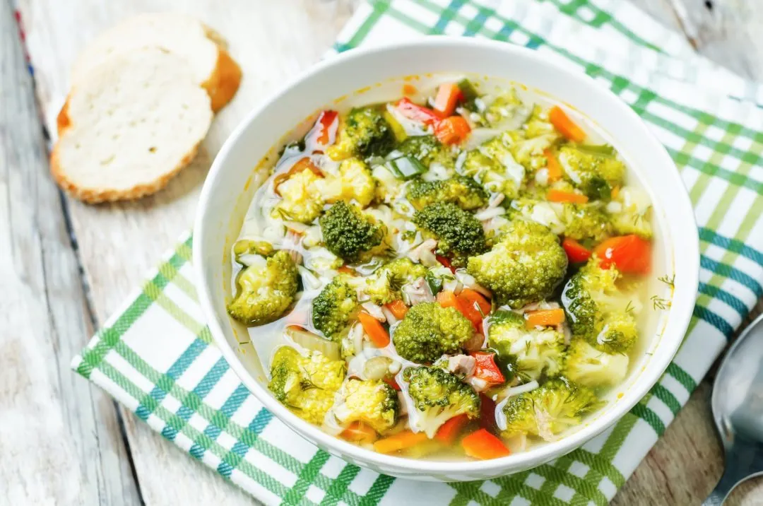 Sopa de brócolis com frango, receita leve e saudável